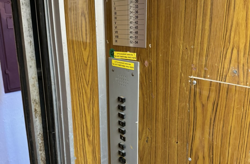 Neblaivus, susižalojęs vyras Rimkuose įstrigo lifte - prireikė tarnybų pagalbos