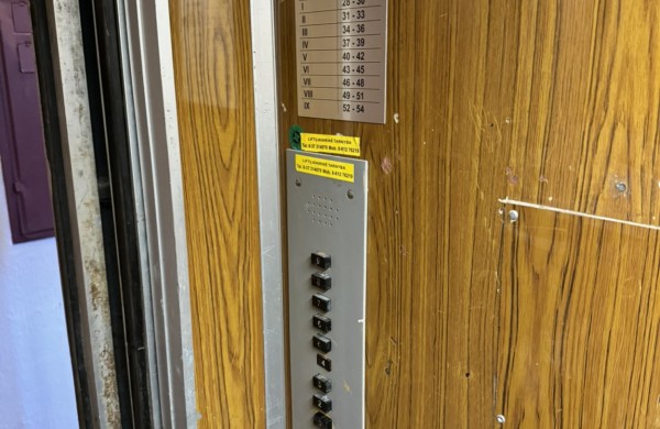 Neblaivus, susižalojęs vyras Rimkuose įstrigo lifte - prireikė tarnybų pagalbos