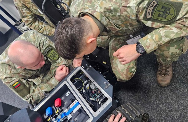 Vokietijoje parengti pirmieji Lietuvos kariuomenės robotų mechanikai