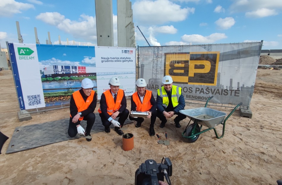 Jonavoje įkasta simbolinė kapsulė žyminti „GlassLT Fire“ gamyklos statybas