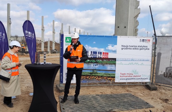 Jonavoje įkasta simbolinė kapsulė žyminti „GlassLT Fire“ gamyklos statybas