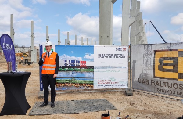Jonavoje įkasta simbolinė kapsulė žyminti „GlassLT Fire“ gamyklos statybas