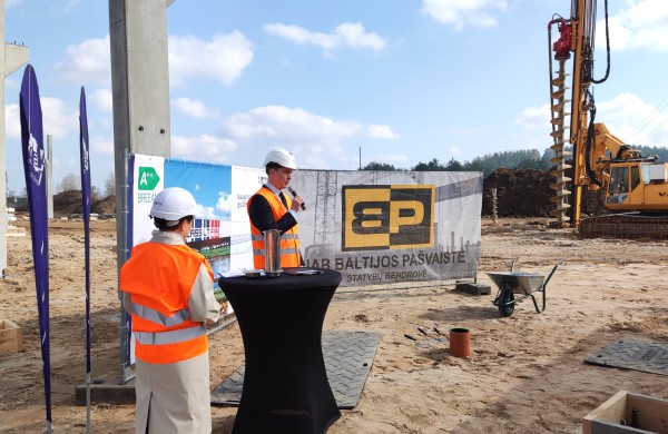 Jonavoje įkasta simbolinė kapsulė žyminti „GlassLT Fire“ gamyklos statybas