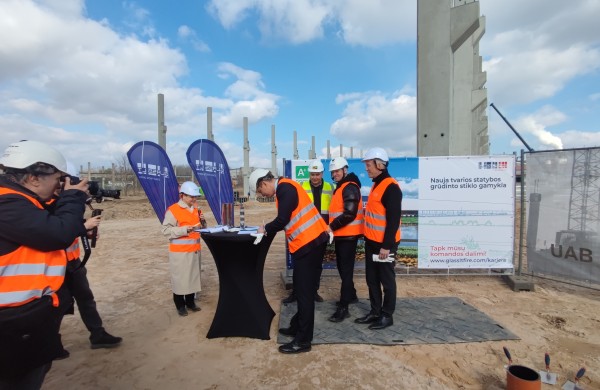 Jonavoje įkasta simbolinė kapsulė žyminti „GlassLT Fire“ gamyklos statybas