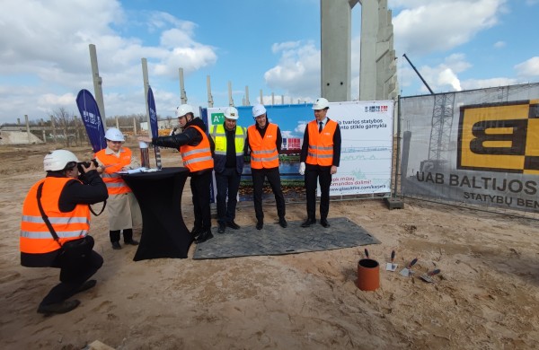 Jonavoje įkasta simbolinė kapsulė žyminti „GlassLT Fire“ gamyklos statybas