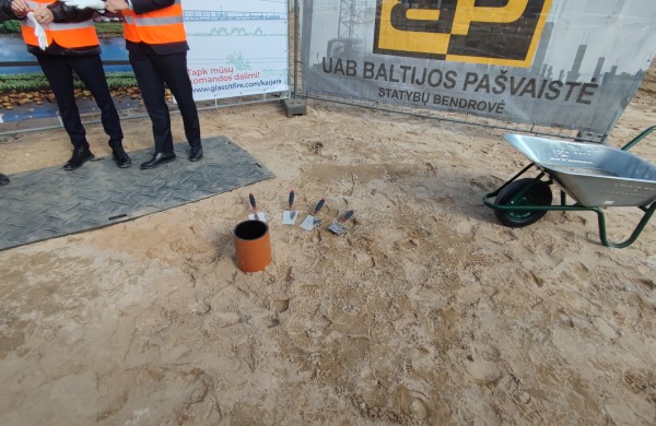 Jonavoje įkasta simbolinė kapsulė žyminti „GlassLT Fire“ gamyklos statybas