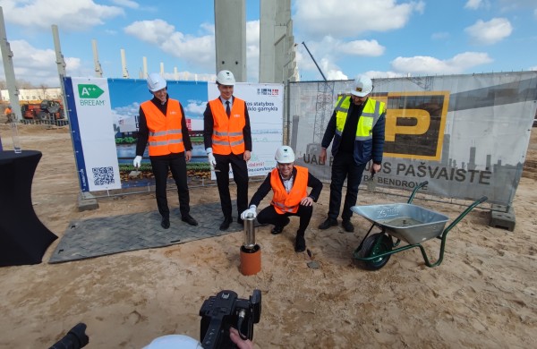 Jonavoje įkasta simbolinė kapsulė žyminti „GlassLT Fire“ gamyklos statybas