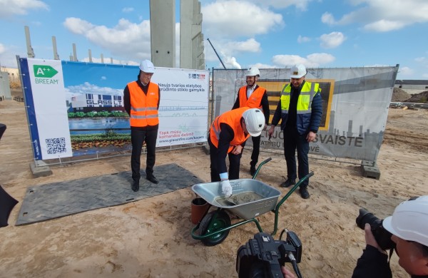 Jonavoje įkasta simbolinė kapsulė žyminti „GlassLT Fire“ gamyklos statybas