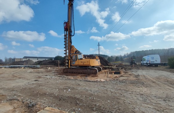 Jonavoje įkasta simbolinė kapsulė žyminti „GlassLT Fire“ gamyklos statybas