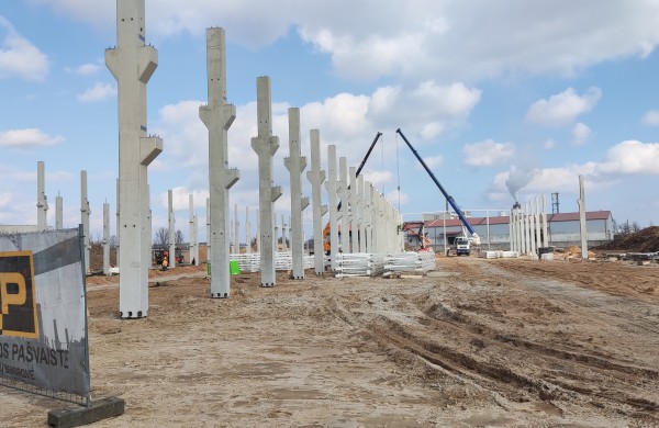 Jonavoje įkasta simbolinė kapsulė žyminti „GlassLT Fire“ gamyklos statybas