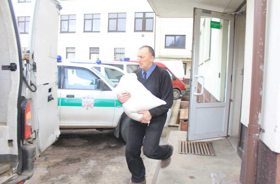 Jonavos policijos pareigūnai pirmieji Lietuvoje ėmėsi iniciatyvos konfiskuotą cukrų perduoti skurstantiems