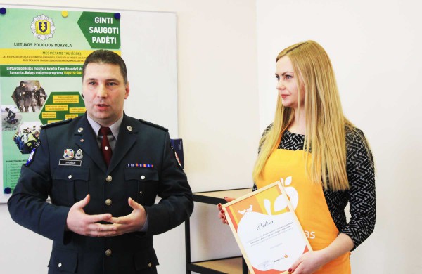 Jonavos policijos pareigūnai pirmieji Lietuvoje ėmėsi iniciatyvos konfiskuotą cukrų perduoti skurstantiems