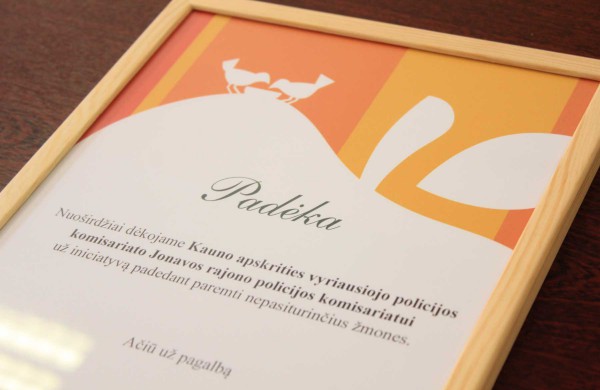 Jonavos policijos pareigūnai pirmieji Lietuvoje ėmėsi iniciatyvos konfiskuotą cukrų perduoti skurstantiems