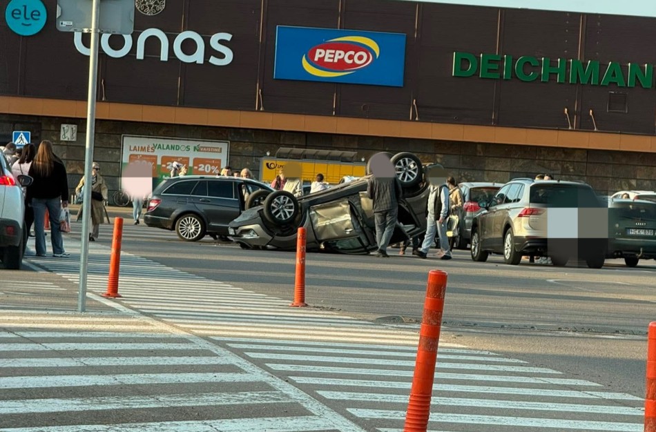 Avarija Jonavoje: prie „Norfos“ automobilis apvirto ant stogo