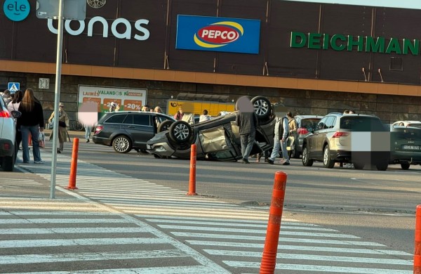 Avarija Jonavoje: prie „Norfos“ automobilis apvirto ant stogo