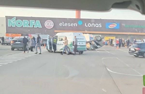 Avarija Jonavoje: prie „Norfos“ automobilis apvirto ant stogo