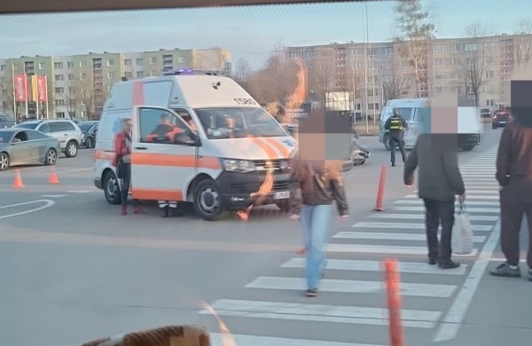 Avarija Jonavoje: prie „Norfos“ automobilis apvirto ant stogo