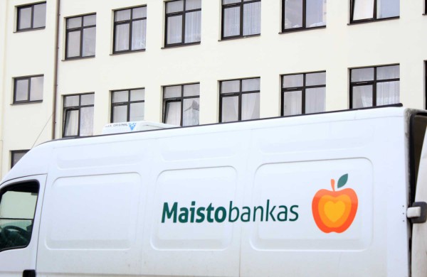 Jonavos policijos pareigūnai pirmieji Lietuvoje ėmėsi iniciatyvos konfiskuotą cukrų perduoti skurstantiems