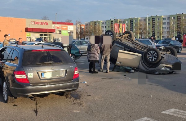 Avarija Jonavoje: prie „Norfos“ automobilis apvirto ant stogo