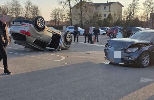 Avarija Jonavoje: prie „Norfos“ automobilis apvirto ant stogo