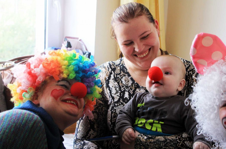 Jonavos ligoninės vaikų skyriui įteiktas simbolinis 1000 eurų čekis