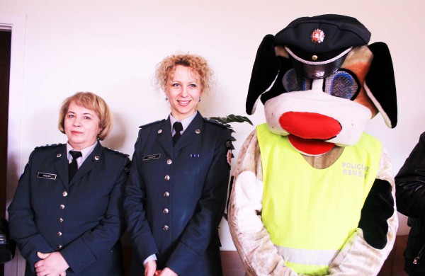 Jonavos ligoninės vaikų skyriui įteiktas simbolinis 1000 eurų čekis