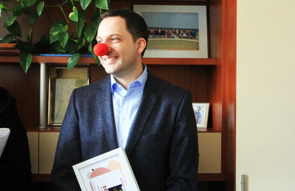 Jonavos ligoninės vaikų skyriui įteiktas simbolinis 1000 eurų čekis