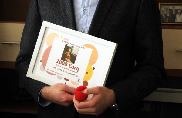 Jonavos ligoninės vaikų skyriui įteiktas simbolinis 1000 eurų čekis