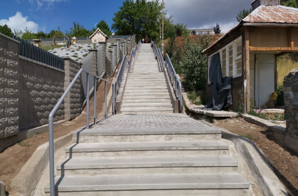 Senjorė: ,,Ar bus atstatyti suoliukai ant laiptų nuo turgelio link Kosmonautų gatvės?"