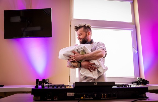 Šeima iš Klaipėdos savo pirmagimę Jonavos ligoninėje pasitiko su muzika