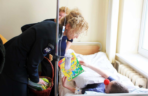 Jonavos ligoninės vaikų skyriui įteiktas simbolinis 1000 eurų čekis