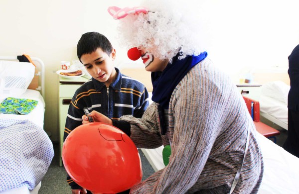 Jonavos ligoninės vaikų skyriui įteiktas simbolinis 1000 eurų čekis