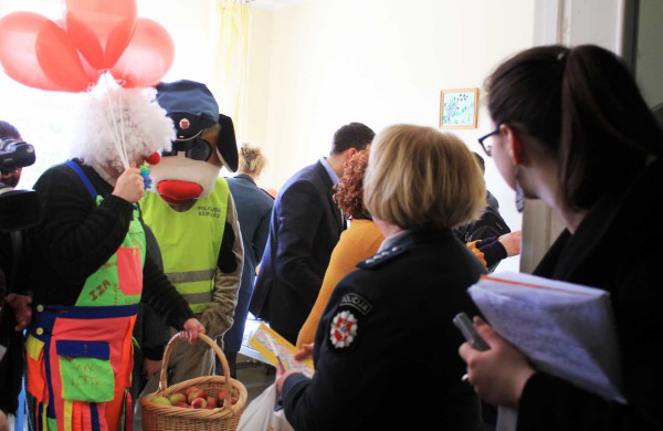 Jonavos ligoninės vaikų skyriui įteiktas simbolinis 1000 eurų čekis