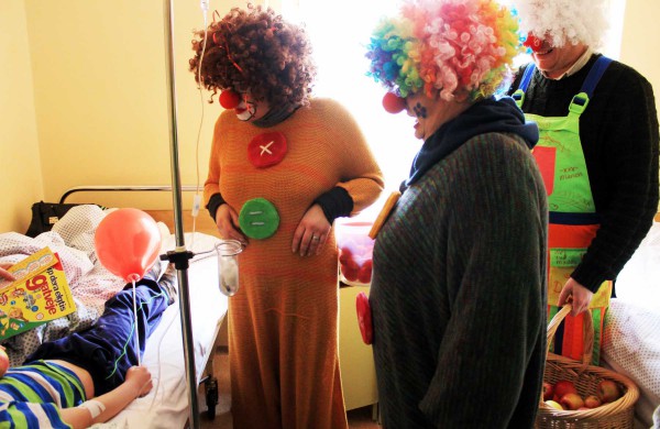 Jonavos ligoninės vaikų skyriui įteiktas simbolinis 1000 eurų čekis