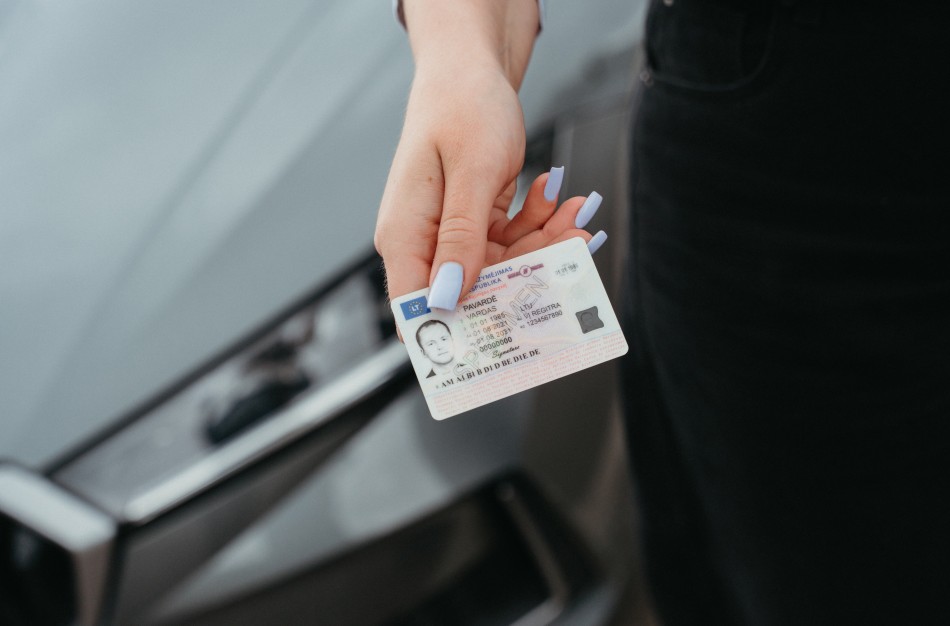 „Regitra“: kada žmonės dažniausiai atsinaujina vairuotojo pažymėjimus internetu? 