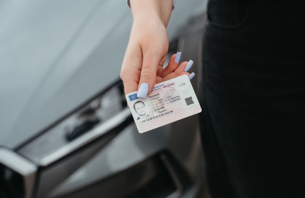 „Regitra“: kada žmonės dažniausiai atsinaujina vairuotojo pažymėjimus internetu? 