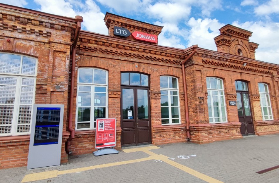 Reaguojant į kylančias kuro kainas perpus mažinamos traukinių bilietų kainos