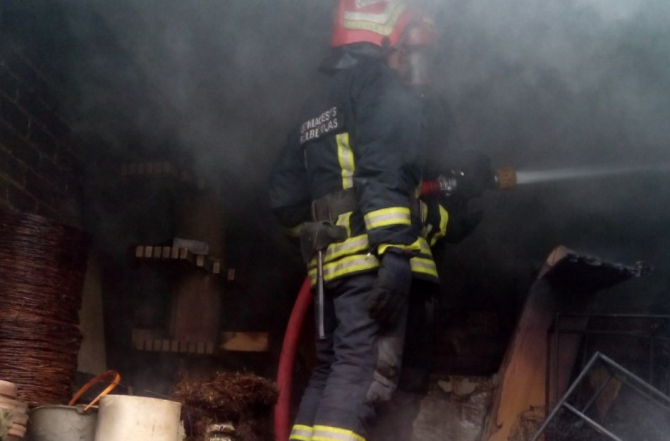 Liepsnos Jonavos rajone: ugnis niokojo pastatus bei kitą turtą