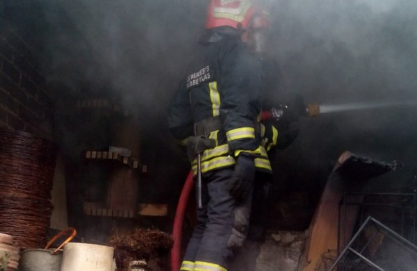 Liepsnos Jonavos rajone: ugnis niokojo pastatus bei kitą turtą