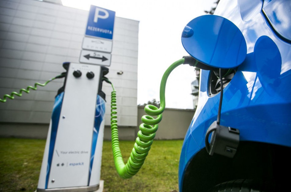 T. Tomilinas siūlo degalinėse įrengti elektromobilių įkrovimo stoteles – brangstant kurui svarbu užtikrinti patogią alternatyvą