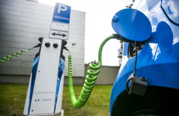 T. Tomilinas siūlo degalinėse įrengti elektromobilių įkrovimo stoteles – brangstant kurui svarbu užtikrinti patogią alternatyvą