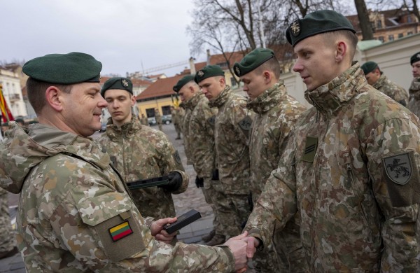 Pasveikinti ir apdovanoti iš misijos Kosove grįžę Lietuvos kariai