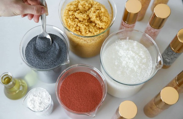 Studentės idėja virto inovacija: LSMU sukurta kapsuliuota dermakosmetika su dvigubo veikimo technologija