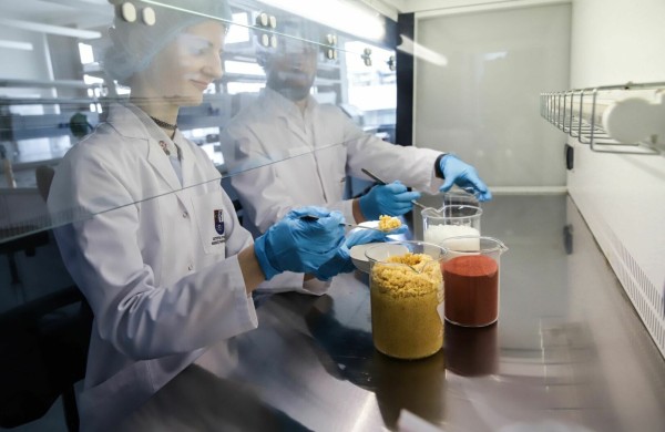 Studentės idėja virto inovacija: LSMU sukurta kapsuliuota dermakosmetika su dvigubo veikimo technologija