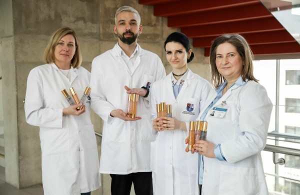 Studentės idėja virto inovacija: LSMU sukurta kapsuliuota dermakosmetika su dvigubo veikimo technologija