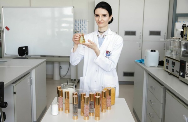 Studentės idėja virto inovacija: LSMU sukurta kapsuliuota dermakosmetika su dvigubo veikimo technologija