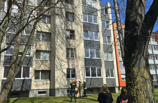 Jonavoje ant kojų sukeltos ugniagesių pajėgos