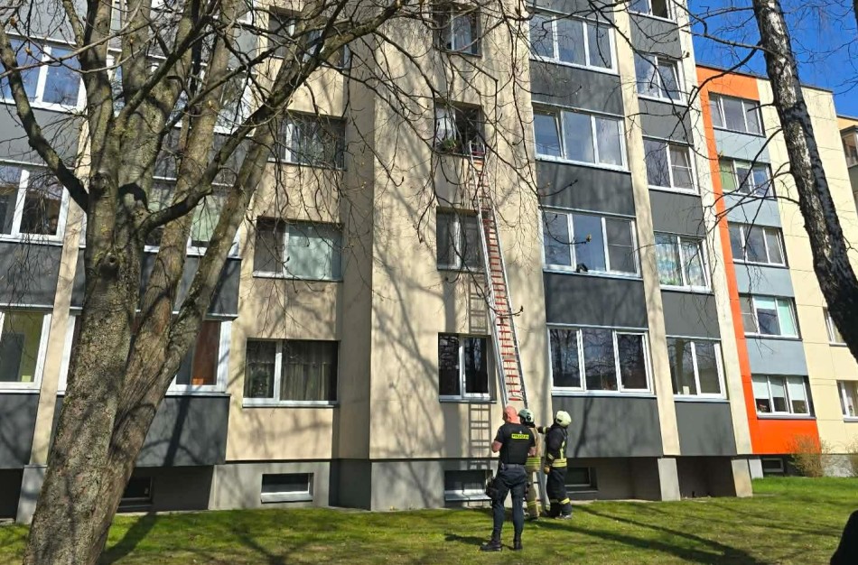 Jonavoje ant kojų sukeltos ugniagesių pajėgos