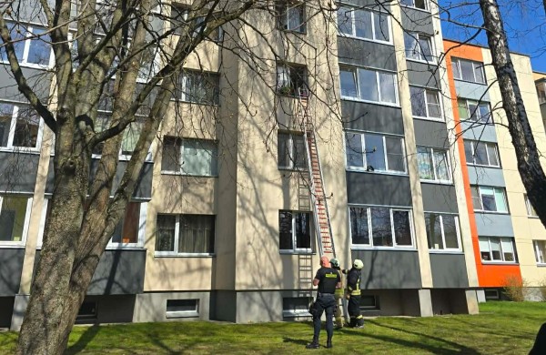 Jonavoje ant kojų sukeltos ugniagesių pajėgos