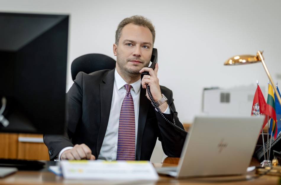 Ministras J. Taminskas telkia valstybes: ragina stabdyti sezoninio laiko keitimą 